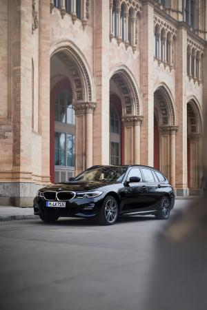 BMW 330e xDrive Touring 2019 года